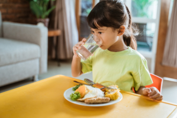 Selain karbohidrat, protein, dan lemak, pertumbuhan fisik anak juga membutuhkan asupan vitamin.